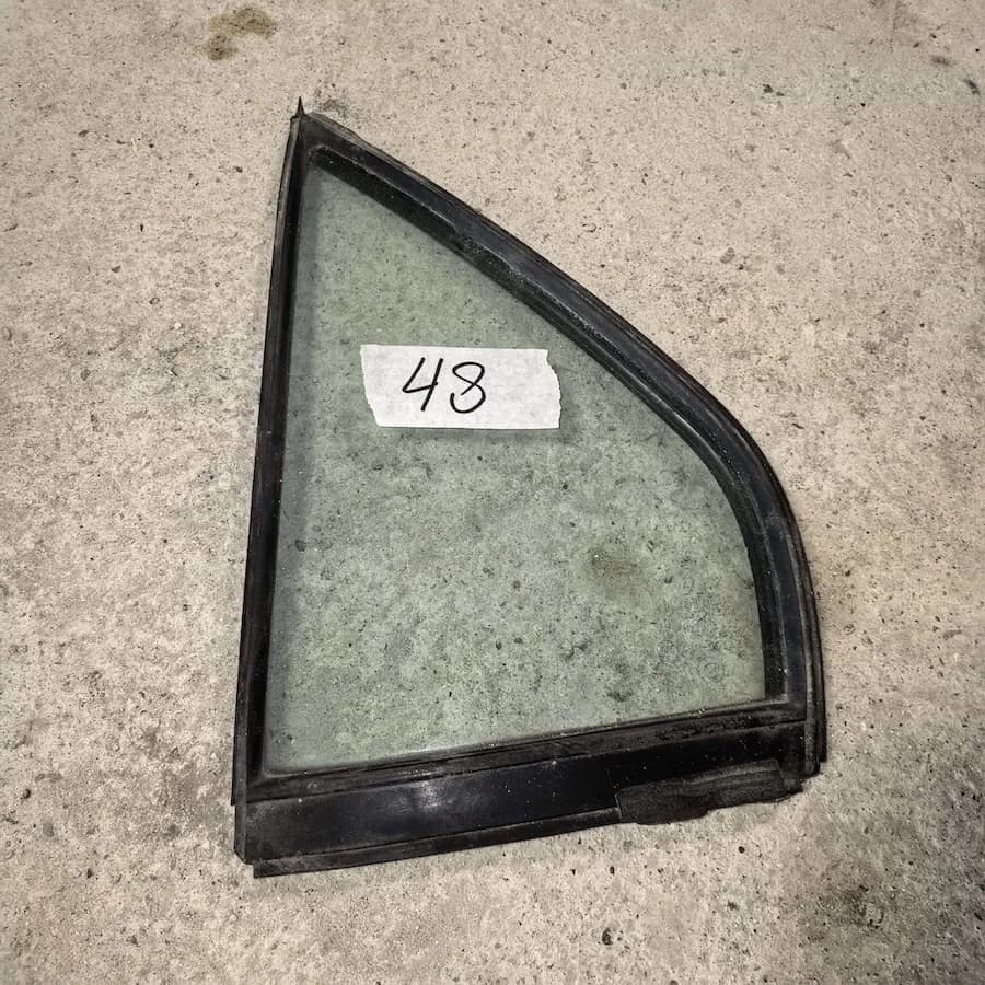 Форточка двери задняя левая, OEM MR525833