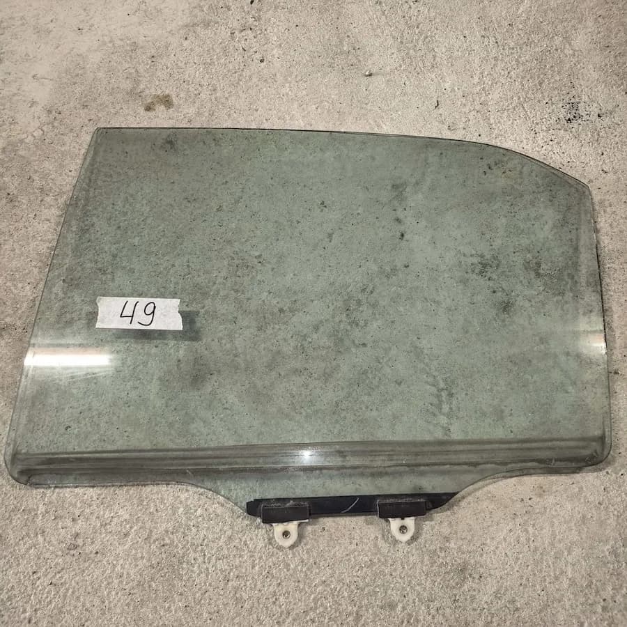 Стекло двери заднее левое, OEM MR525741